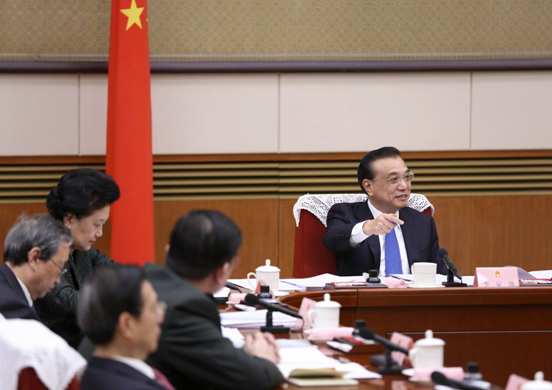 1月18日,國務院總理李克強主持召開國務院第六次全體會議,討論擬提請十二屆全國人大五次會議審議的政府工作報告,決定將《政府工作報告(征求意見稿)》發(fā)往各�。▍^(qū)、市)和中央國家機關有關部門、單位征求意見。