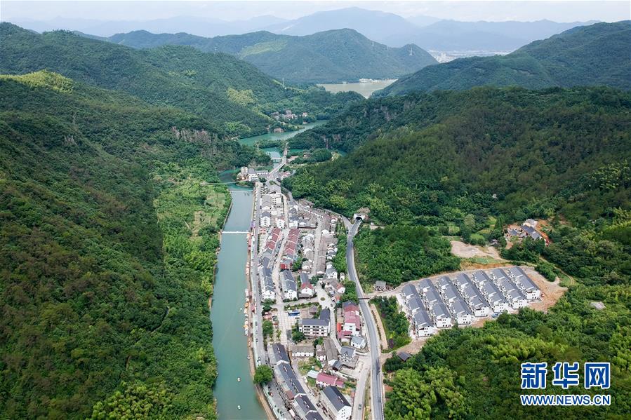 (砥礪奮進(jìn)的五年·綠色發(fā)展 綠色生活·圖文互動(dòng))(1)浙江桐廬蘆茨村:“濾”水“清”山變金山銀山