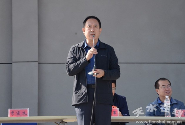 2黨委書記李宗義宣布新生軍訓正式開始.jpg