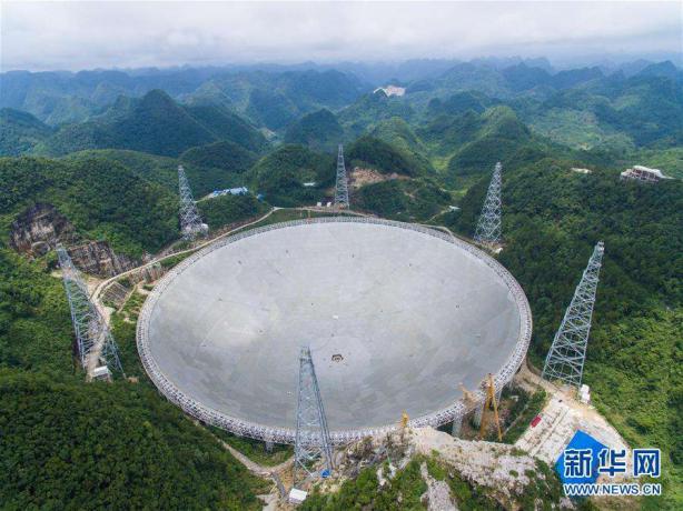 被譽(yù)為“中國(guó)天眼”的500米口徑球面射電望遠(yuǎn)鏡,是具有我國(guó)自主知識(shí)產(chǎn)權(quán)、最靈敏的射電望遠(yuǎn)鏡。它的落成啟用,對(duì)我國(guó)在科學(xué)前沿實(shí)現(xiàn)重大原創(chuàng)突破、加快創(chuàng)新驅(qū)動(dòng)發(fā)展具有重要意義。(圖片來(lái)源:新華網(wǎng))