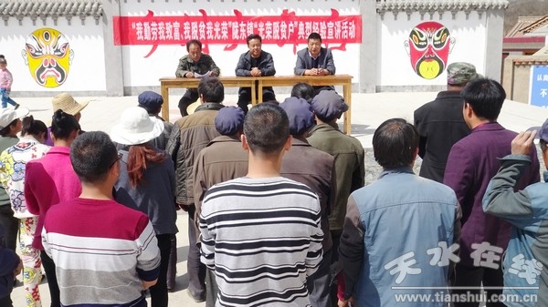 光榮脫貧戶在村級文化廣場宣講.jpg