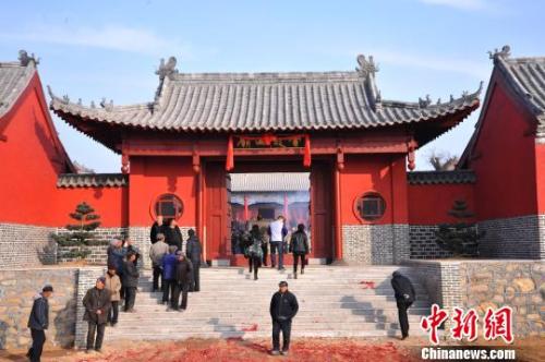資料圖:元旦小長假期間,威海南海新區(qū)云龍山上舉辦新年廟會。 劉昌勇 攝