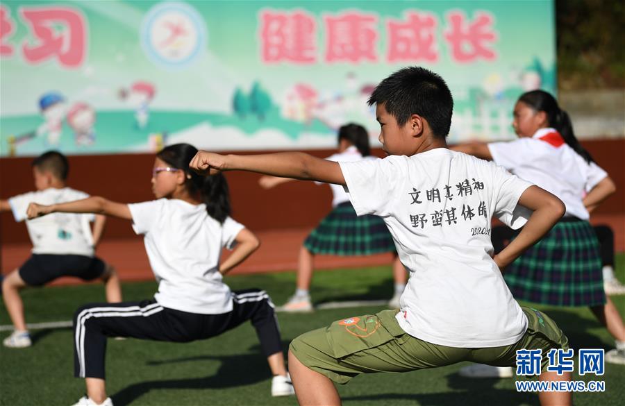 (習近平的小康故事·圖文互動)(3)“文明其精神,野蠻其體魄”——習近平同少年兒童的故事