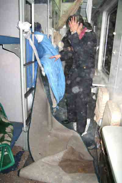 沙塵暴突襲百里風(fēng)區(qū) T70次列車生死之旅(圖)