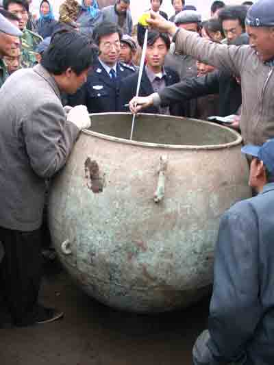 甘肅武威農(nóng)民挖出大型青銅器 國(guó)內(nèi)罕見(圖)